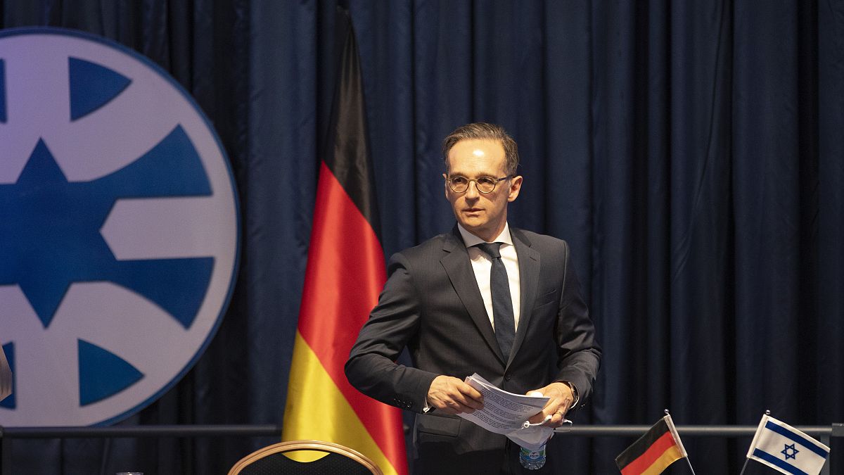 هايكو ماس وزير خارجية ألمانيا مغادراً المؤتمر الذي عقده مع وزير خارجية إسرائيل 