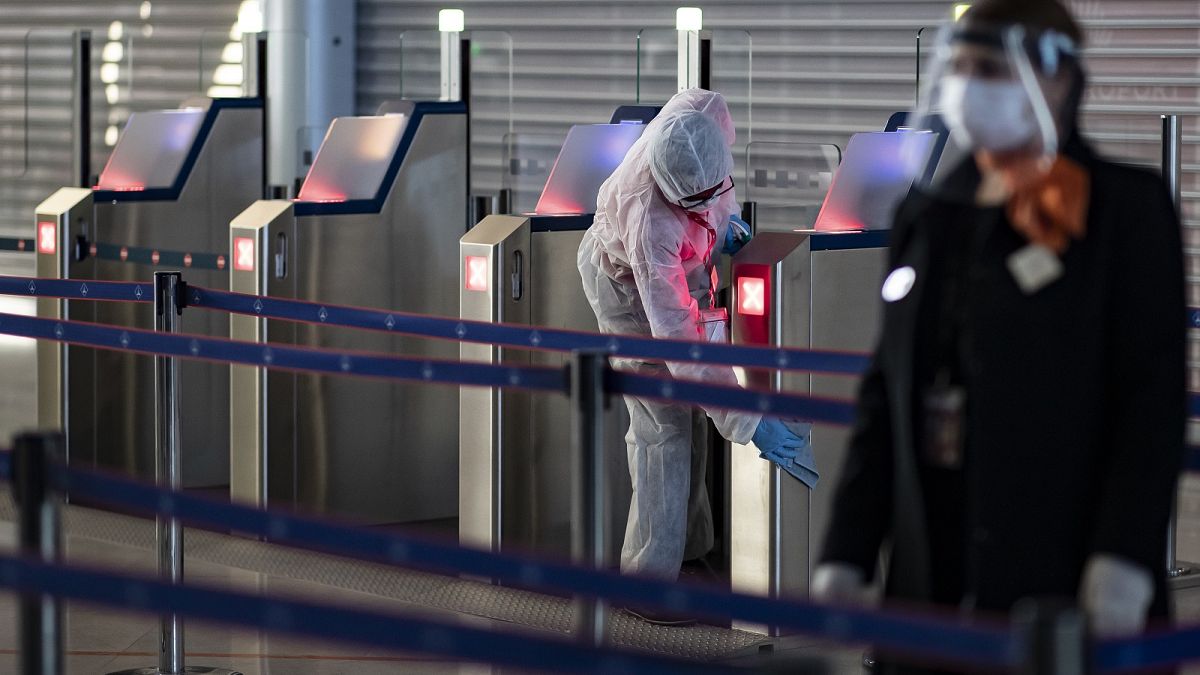 À Paris, malgré des mesures sanitaires rigoureuses, peu de voyageurs à l'aéroport CDG