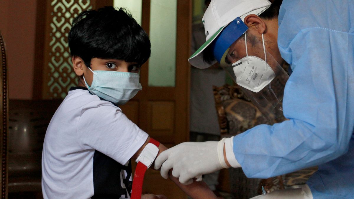 Criança realiza teste de sangue para despistar o novo coronavírus no Paquistão