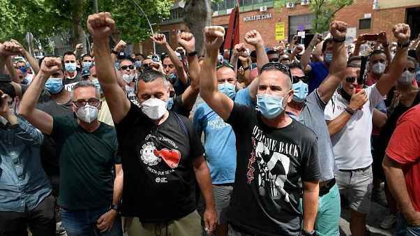 عمّال يحتجون على إغلاق مصنع نيسان في برشلونة عمّال يحتجون على إغلاق مصنع نيسان في برشلونة