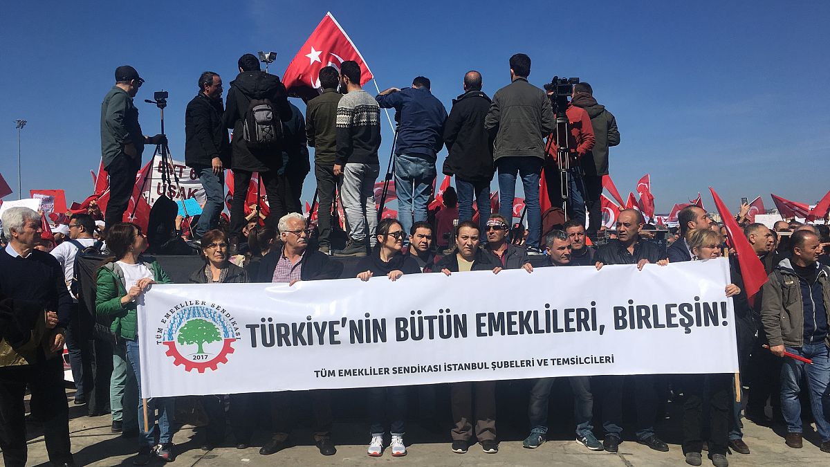 Emeklilikte Yaşa Takılanlar Sosyal Yardımlaşma ve Dayanışma Derneği İstanbul'da miting düzenledi