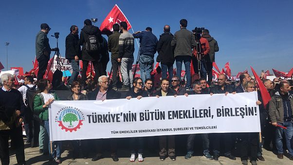Emeklilikte Yaşa Takılanlar Sosyal Yardımlaşma ve Dayanışma Derneği İstanbul'da miting düzenledi Emeklilikte Yaşa Takılanlar Sosyal Yardımlaşma ve Dayanışma Derneği İstanbul'da miting düzenledi