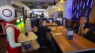 Praktisch in Coronazeiten: Roboter bedient in niederländischem Restaurant