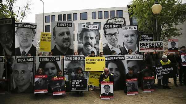 3 Mayıs Dünya Basın Özgürlüğü dolayısıyla 2017 yılında Türkiye'nin Berlin Büyükelçiliği önünde hapisteki gazetecilerin serbest bırakılması için gösteri yapıldı. 3 Mayıs Dünya Basın Özgürlüğü dolayısıyla 2017 yılında Türkiye'nin Berlin Büyükelçiliği önünde hapisteki gazetecilerin serbest bırakılması için gösteri yapıldı.