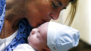 Argentin édesanya gyermekével, akit egy ukrán béranya hordott ki