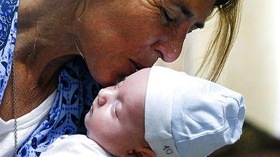 Argentin édesanya gyermekével, akit egy ukrán béranya hordott ki
