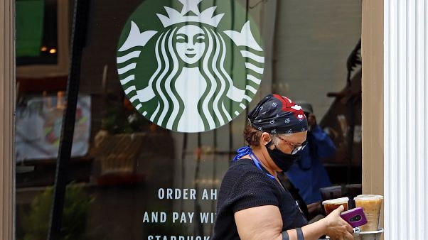 Covid-19 nedeniyle zarar edeceğini açıklayan Starbucks 400 şubesini  kapatıyor | Euronews