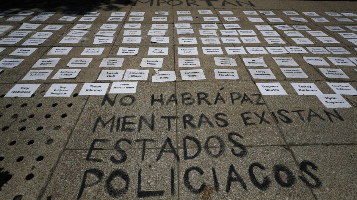 Nomes de vítimas de violência policial à porta da Embaixada dos EUA na Cidade do México e a frase "Não haverá paz enquanto existirem Estados policiais"