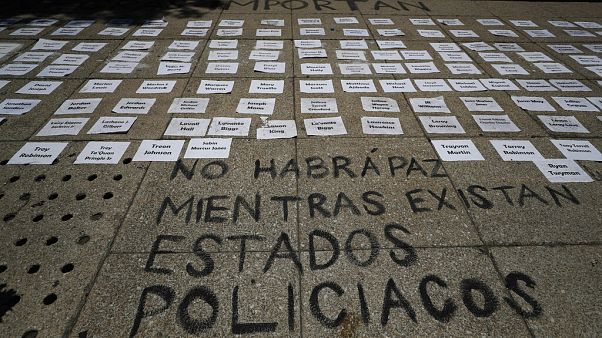 Nomes de vítimas de violência policial à porta da Embaixada dos EUA na Cidade do México e a frase "Não haverá paz enquanto existirem Estados policiais" Nomes de vítimas de violência policial à porta da Embaixada dos EUA na Cidade do México e a frase "Não haverá paz enquanto existirem Estados policiais"
