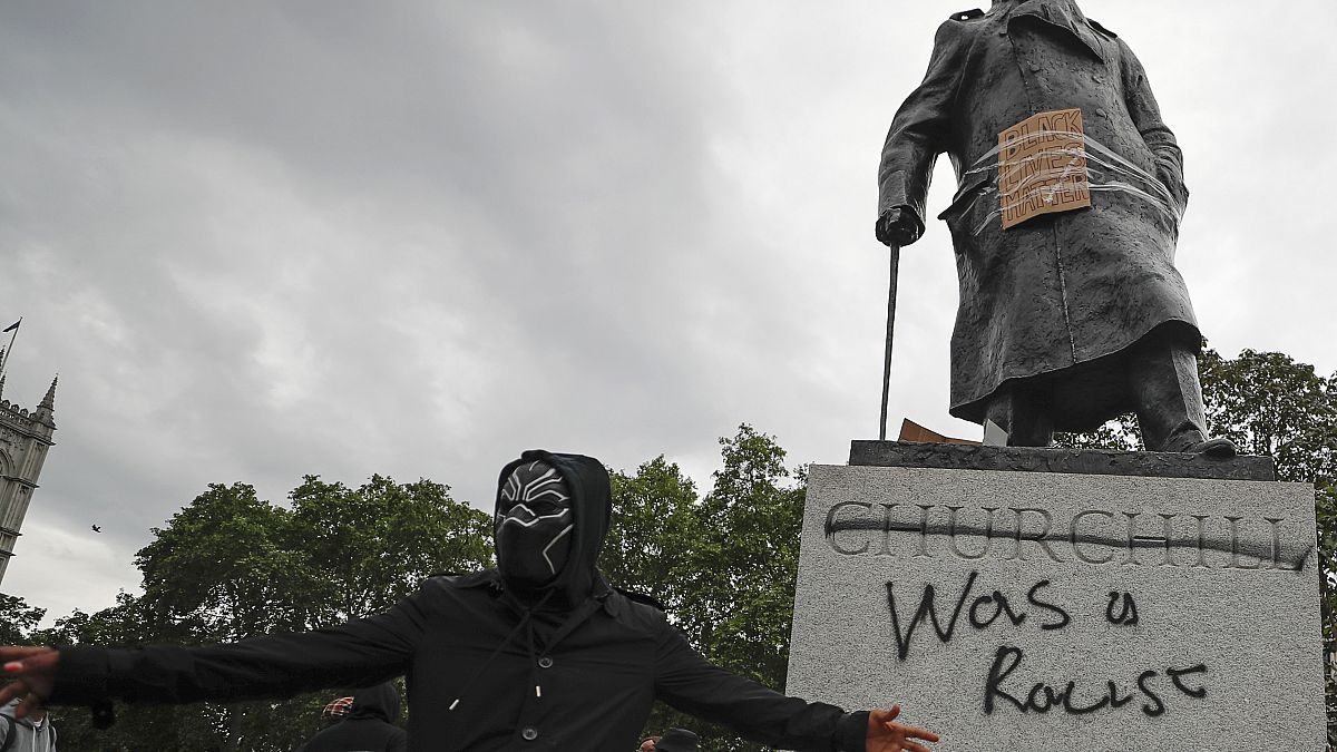 Derrube de estátuas públicas contra o racismo divide opiniões