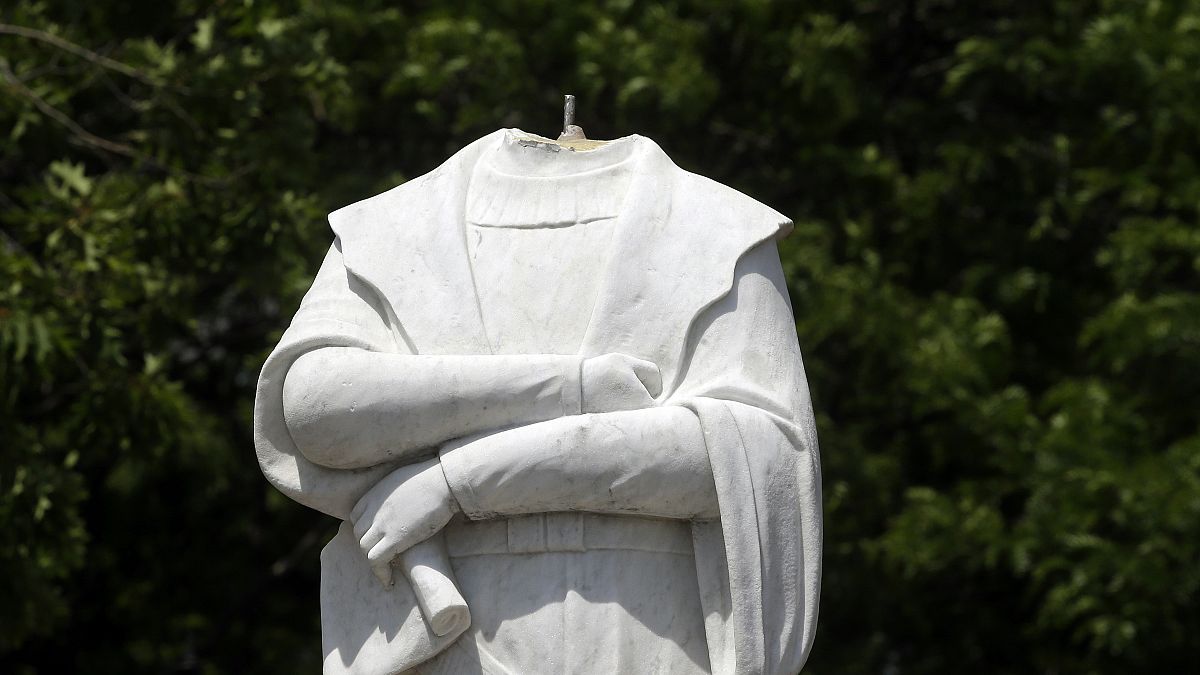 تمثال لكريستوفر كولومبوس وقد "قطع" رأس في الولايات المتحدة 