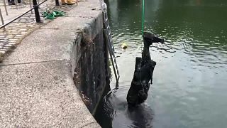 السلطات تنتشل تمثال تاجر رقيق في بريستول بعد أن رماه محتجون غاضبون في مياه النهر