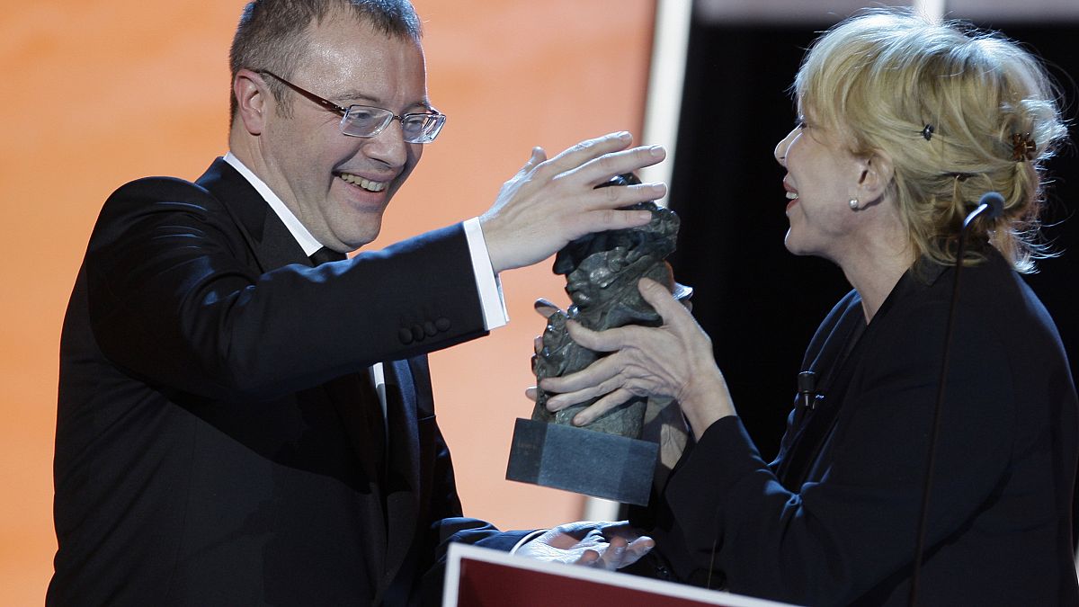 Daniel Monzón, a la izquierda, recibe el premio al mejor director por "Celda 211" de la actriz española Rosa María Sardá durante la entrega de los premios Goya 2010 en Madrid,
