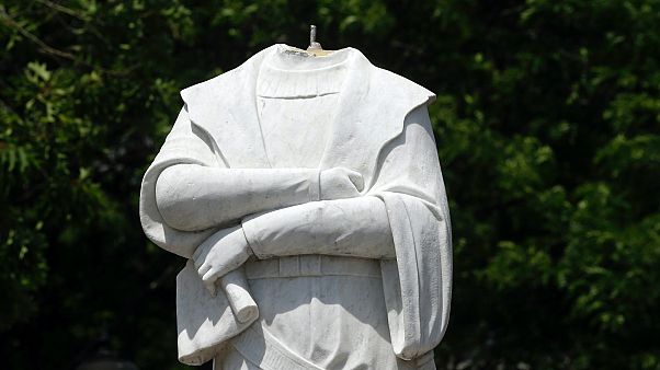 Kolumbusz Kristóf június 10-én lefejezett szobra Bostonban Kolumbusz Kristóf június 10-én lefejezett szobra Bostonban
