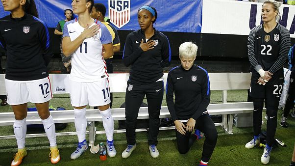 Megan Rapinoe, com Christen Press (12), Ali Krieger (11), Crystal Dunn (16) e Ashlyn Harris (22), antes de um jogo dos EUA contra a seleção dos Países Baixos Megan Rapinoe, com Christen Press (12), Ali Krieger (11), Crystal Dunn (16) e Ashlyn Harris (22), antes de um jogo dos EUA contra a seleção dos Países Baixos
