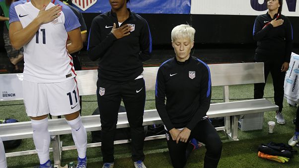 Rapinoe (r.) kniet im September 2016 während der Hymne. Rapinoe (r.) kniet im September 2016 während der Hymne.