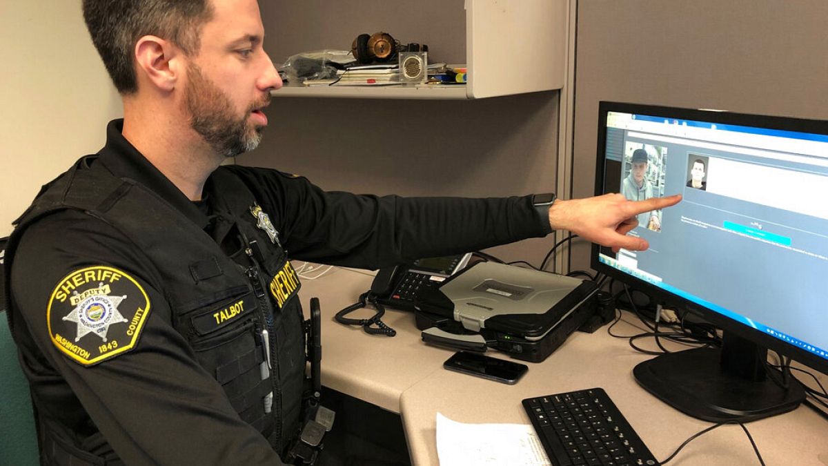 Arcfelismerő program használata a hillsborói rendőrségen, Oregon, USA, 2019