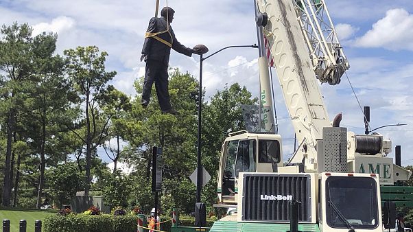 Richardson-Statue wird entfernt Richardson-Statue wird entfernt