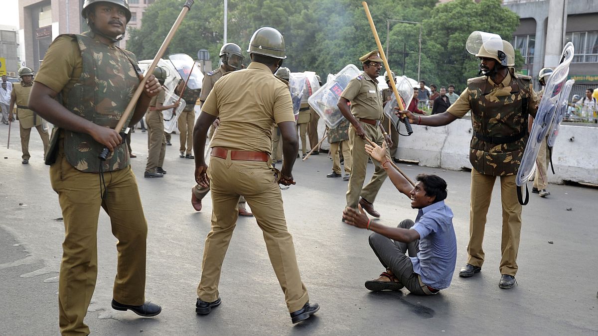 Hindistan'da Müslümanlarca düzenlenen gösteriye müdahale eden polis (arşiv) 