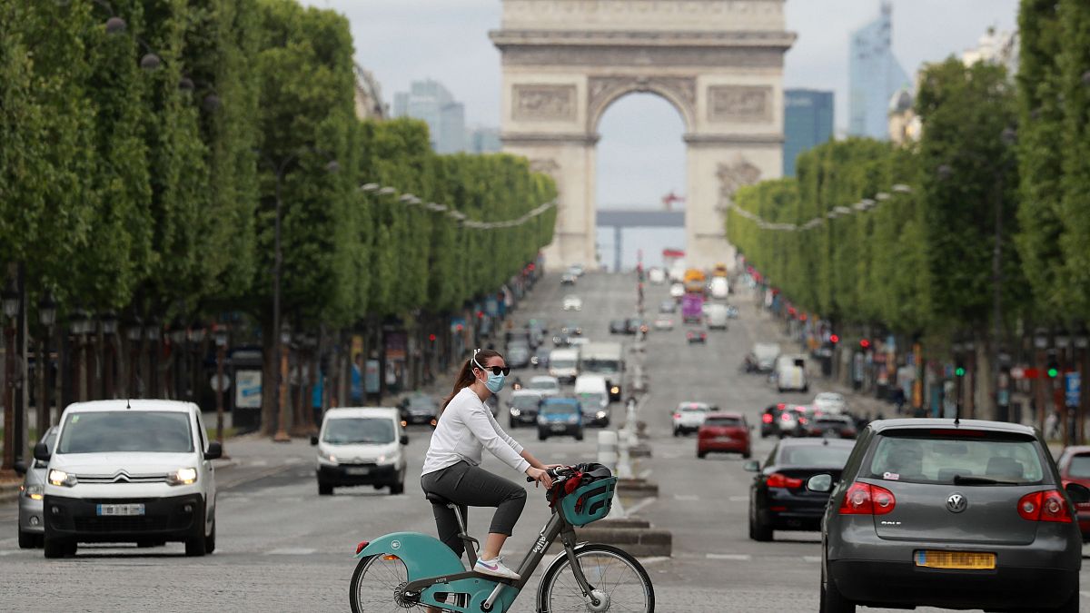 سيدة تقود دراجتها في باريس