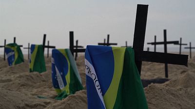 A koronavírus áldozataira emlékeztető kereszteket ástak el Copacabana beach-en