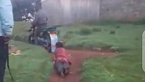 Kenya'da bir kadını motorsiklete bağlayarak sürükleyen 3 polis tutuklandı.