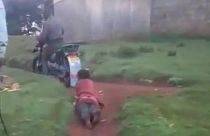 Kenya'da bir kadını motorsiklete bağlayarak sürükleyen 3 polis tutuklandı.