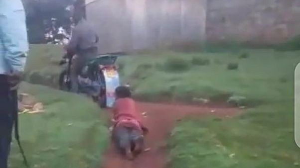 Kenya'da bir kadını motorsiklete bağlayarak sürükleyen 3 polis tutuklandı. Kenya'da bir kadını motorsiklete bağlayarak sürükleyen 3 polis tutuklandı.