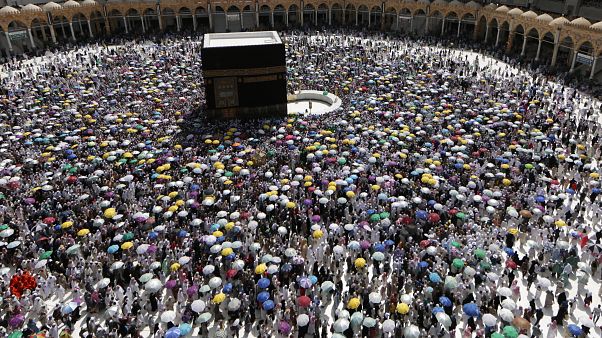السعودية نيوز |
بعد أندونيسيا.. ماليزيا تلغي أداء فريضة الحج لمواطنيها بسبب فيروس كورونا
السعودية نيوز |
بعد أندونيسيا.. ماليزيا تلغي أداء فريضة الحج لمواطنيها بسبب فيروس كورونا