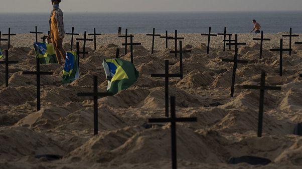 Protesto na Praia de Copacabana contra o que ativistas dizem ser o mau desempenho dos governos a lidar com a Covid-19 Protesto na Praia de Copacabana contra o que ativistas dizem ser o mau desempenho dos governos a lidar com a Covid-19