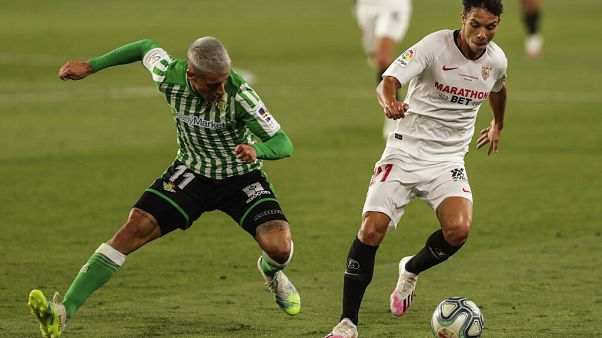 Yaklaşık 3 aydır ara verilen La Liga, Sevilla-Real Betis maçıyla yeniden başladı. Yaklaşık 3 aydır ara verilen La Liga, Sevilla-Real Betis maçıyla yeniden başladı.