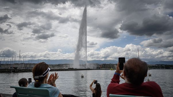 Zuschauer applaudieren bei Wiederinbetriebnahme des Jet d'Eau Zuschauer applaudieren bei Wiederinbetriebnahme des Jet d'Eau