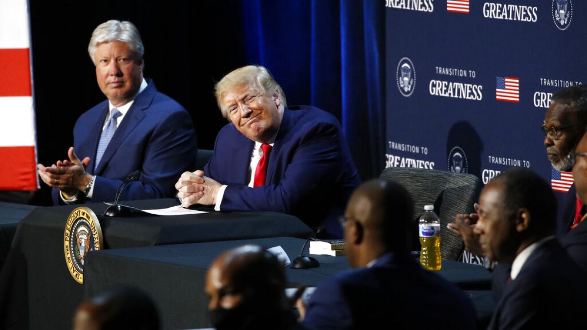 Donald J. Trump amerikai elnök mosolyog egy texasi konferencián 2020. június 11-én