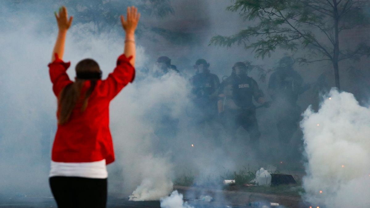 پرتاب گاز اشک‌آور به سمت معترضان در آمریکا