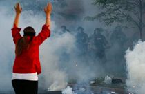 پرتاب گاز اشک‌آور به سمت معترضان در آمریکا