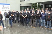 Streit um Polizeigewalt: Beamte legen Handschellen nieder