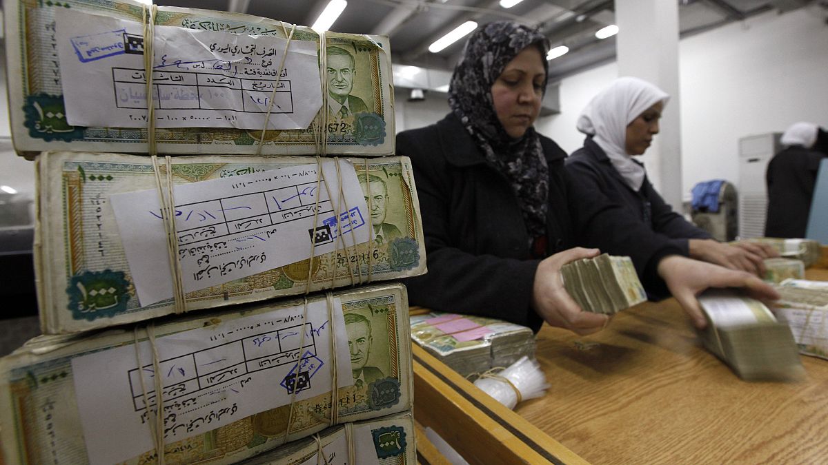 صورة أرشيفية لموظفة تعد أموالا في البنك المركزي السوري