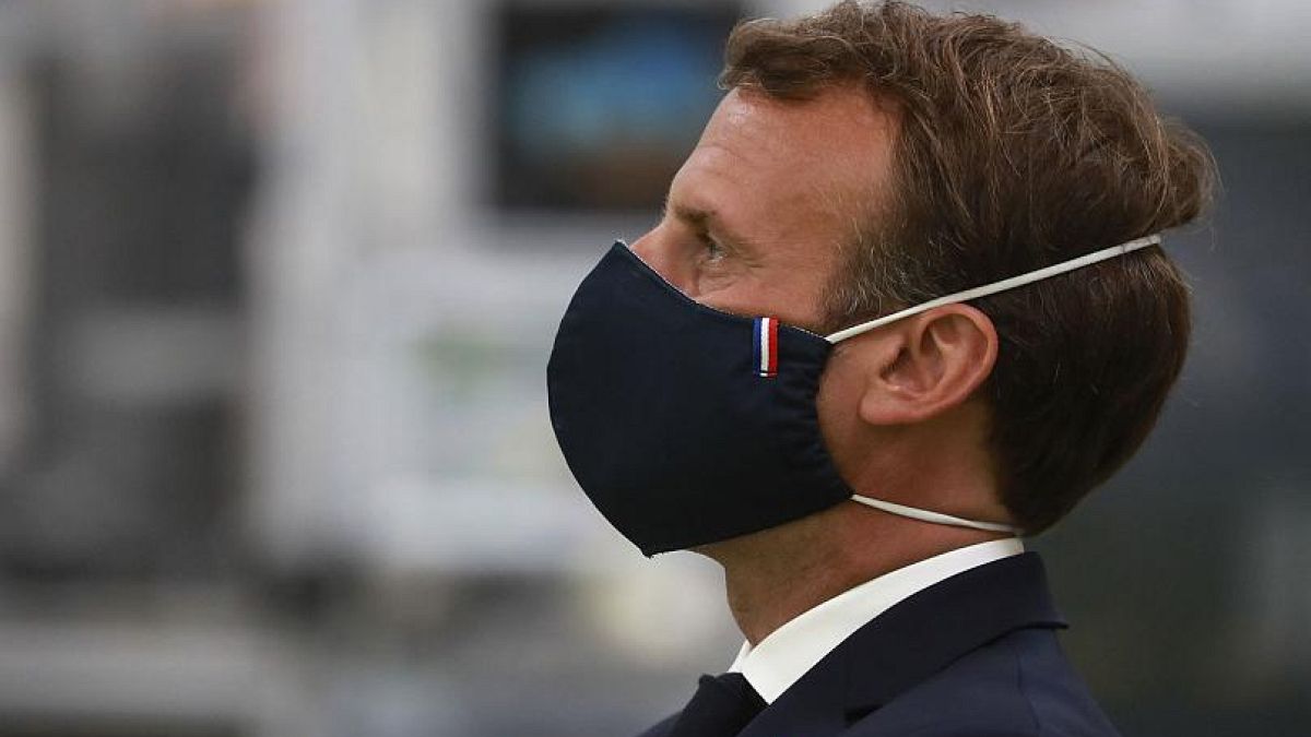 Il Presidente francese, Emmanuel Macron, indossa una mascherina realizzata da un'azienda francese durante la sua visita ad uno stabilimento a Etaples