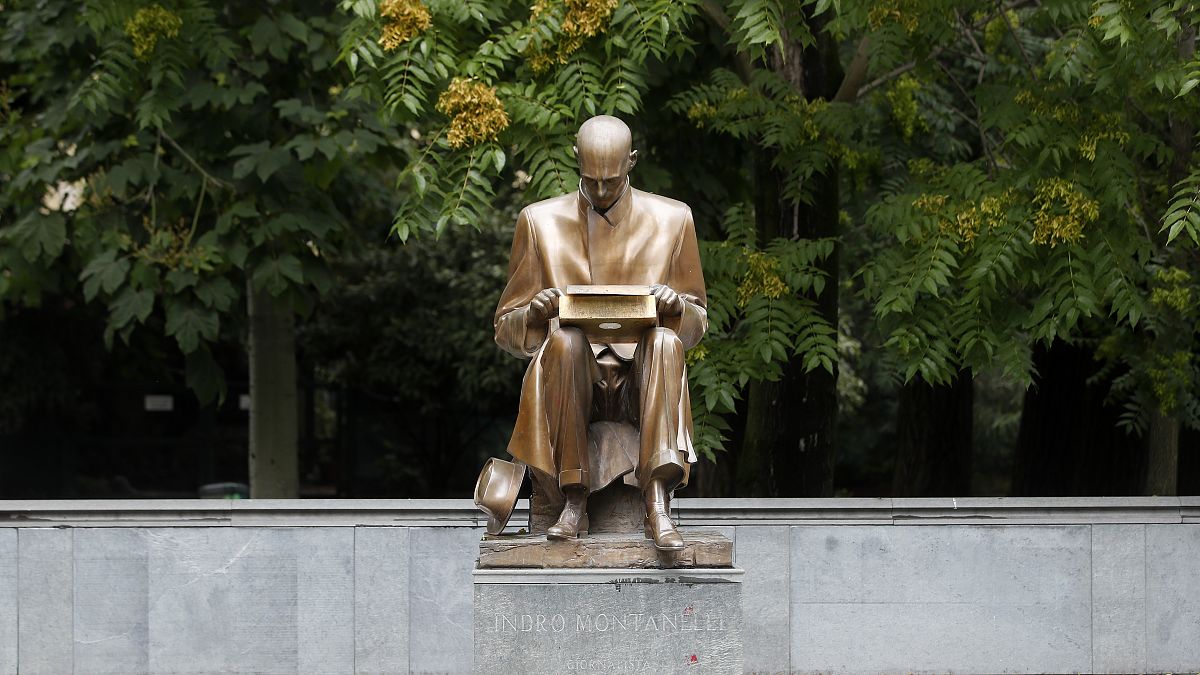 La statua dedicata a Milano al giornalista Indro Montanelli di cui i Sentinelli chiedono la rimozione 