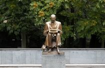 La statua dedicata a Milano al giornalista Indro Montanelli di cui i Sentinelli chiedono la rimozione
