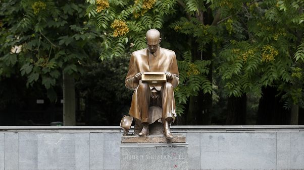 La statua dedicata a Milano al giornalista Indro Montanelli di cui i Sentinelli chiedono la rimozione La statua dedicata a Milano al giornalista Indro Montanelli di cui i Sentinelli chiedono la rimozione