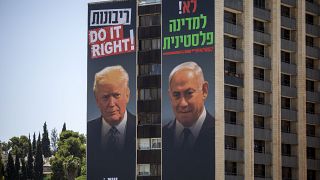 صورتان لترامب ونتنياهو على مبنى في اسرائيل