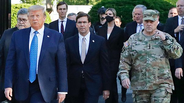 Útban a Szent János templom felé: William Barr (szemüvegben), Donald Trump, Mark Esper és Mark Milley Útban a Szent János templom felé: William Barr (szemüvegben), Donald Trump, Mark Esper és Mark Milley