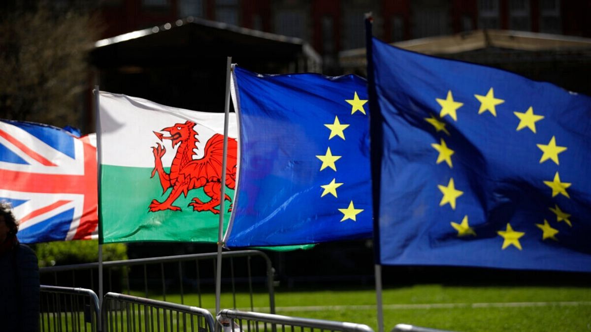 پرچم ولز در کنار پرچم بریتانیا و اتحادیه اروپا