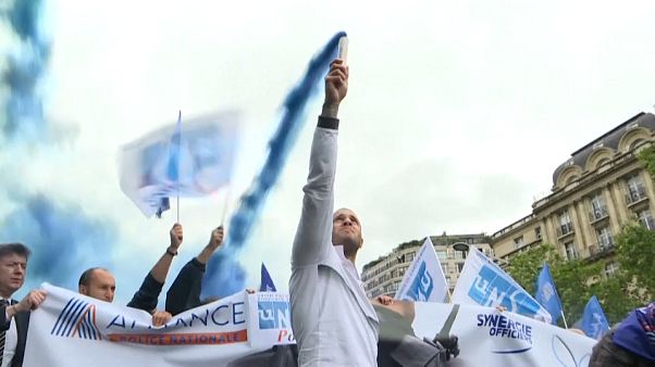 Polícias franceses protestam nas ruas Polícias franceses protestam nas ruas