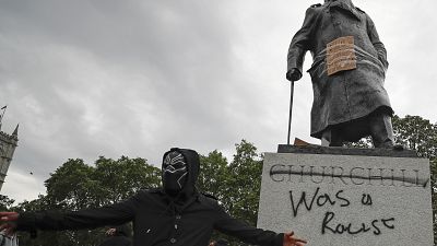 Bedobozolt szobrokkal készül London a hétvégi tüntetésekre