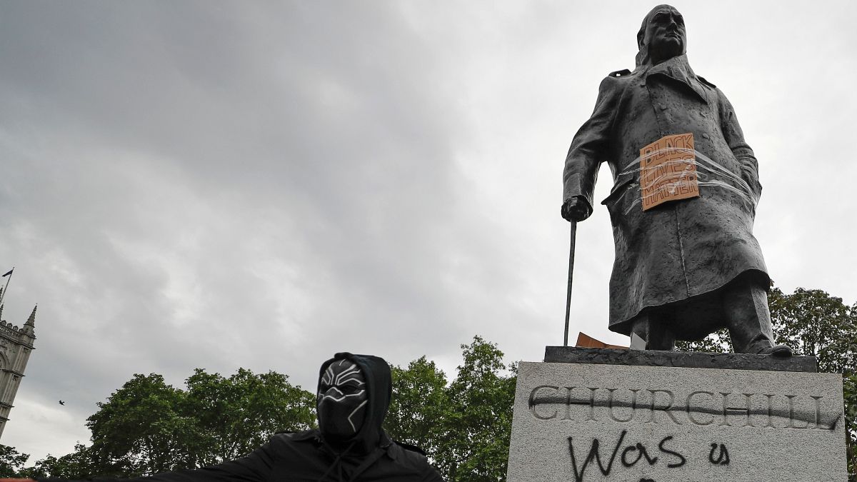 Protestos contra o racismo já levaram a vandalismo na estátua de Churchill