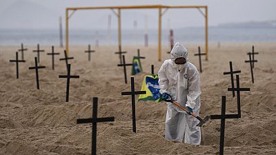 تنش در ساحل ریودوژانیرو بر سر حفر قبر نمادین برای قربانیان کرونا