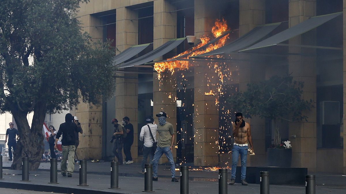 Queda da libra libanesa precipita protestos violentos