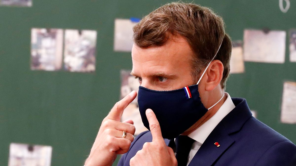 Emmanuel Macron francia elnök arcmaszkot visel a Valeo gyárban, Etaples városában 2020. május 26-án